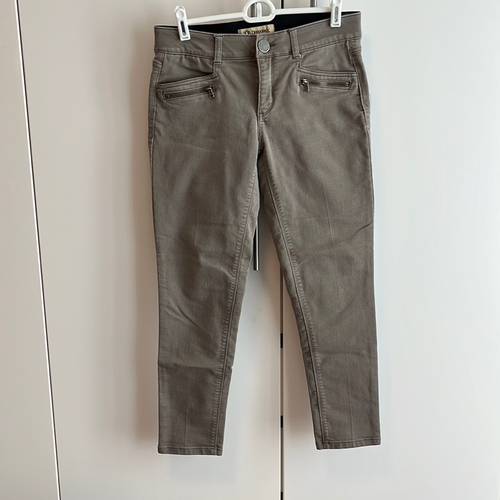 Democracy size 4 ankle length pants